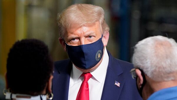 US President Donald Trump wears a protective face mask due to the coronavirus disease (COVID-19) pandemic as he talks with workers while touring a Whirlpool Corporation washing machine factory in Clyde, Ohio, US, 6 August 2020 - Sputnik International