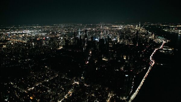  A large section of Manhattan's Upper West Side and Midtown neighborhoods are seen in darkness from above during a major power outage on July 13, 2019 in New York City.  - Sputnik International