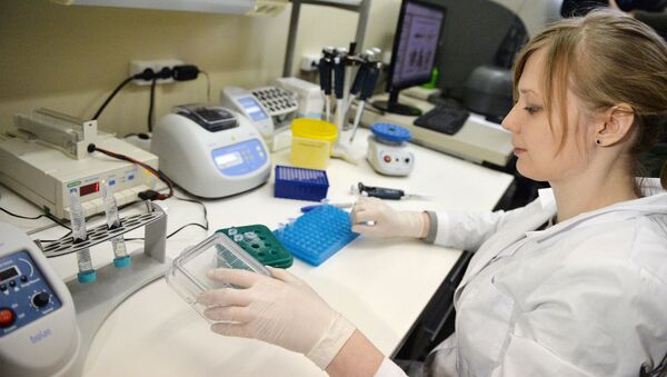 An employee at the laboratory of the Gamalei Research Institute of Epidemiology and Microbiology  - Sputnik International