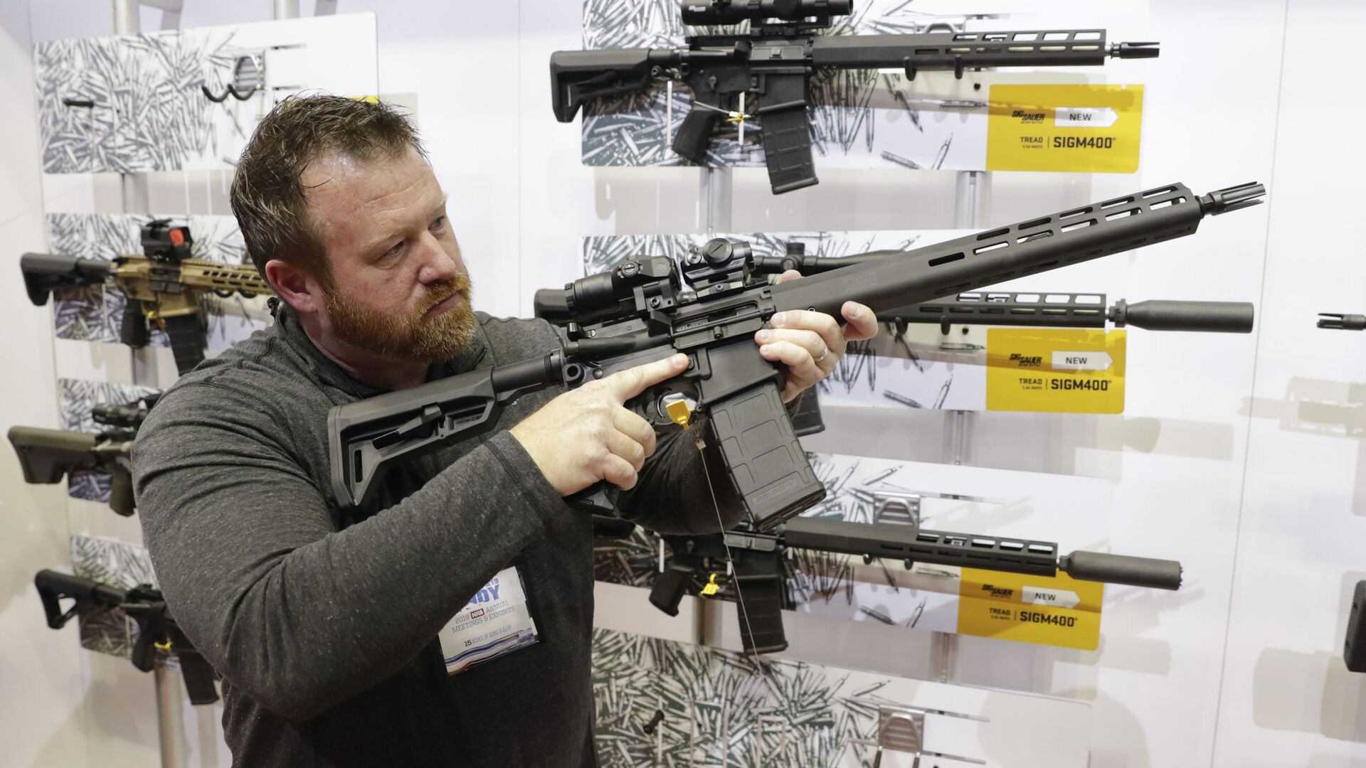 Bryan Oberc, Munster, Ind., tries out an AR-15 from Sig Sauer in the exhibition hall at the National Rifle Association Annual Meeting in Indianapolis, Saturday, April 27, 2019 - Sputnik International, 1920, 16.07.2021