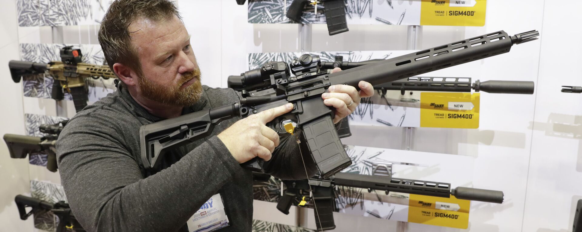 Sergeant Bryan Oberc of Munster, Indiana, US, tries out an AR-15 from Sig Sauer in the exhibition hall at the National Rifle Association's Annual Meeting in state capital, Indianapolis, Saturday, 27 April 2019. - Sputnik International, 1920, 25.03.2021