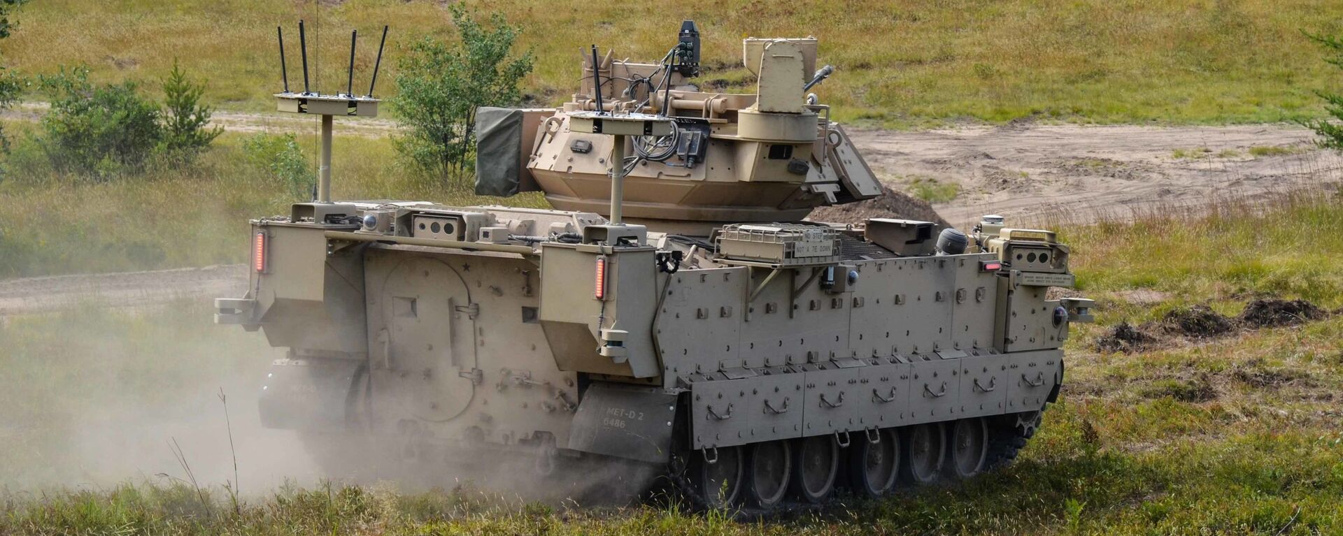 Modified Bradley Fighting Vehicles known as Mission Enabling Technologies Demonstrators (MET-D) and modified M113 tracked armored personnel carriers, known as Robotic Combat Vehicles (RCVs) are being utilized in a soldier operation experimentation at Ft. Carson, Col., from June 15 – Aug. 14, 2020. - Sputnik International, 1920, 26.06.2023