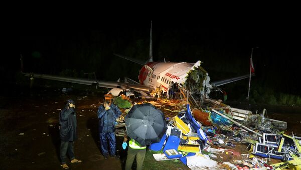 The wreckage from an Air India Express jet in Karipur, Kerala - Sputnik International