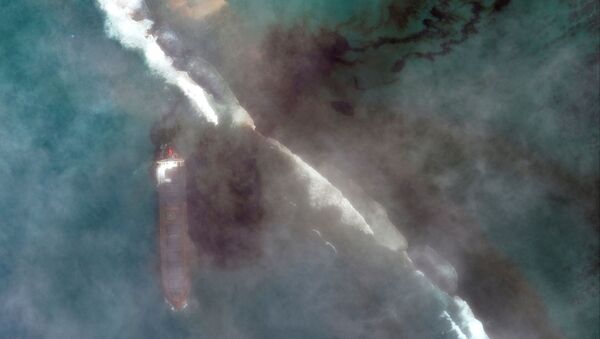 A satellite image shows the bulk carrier ship MV Wakashio and its oil spill after it ran aground off the southeast coast of Mauritius, August 7, 2020. - Sputnik International