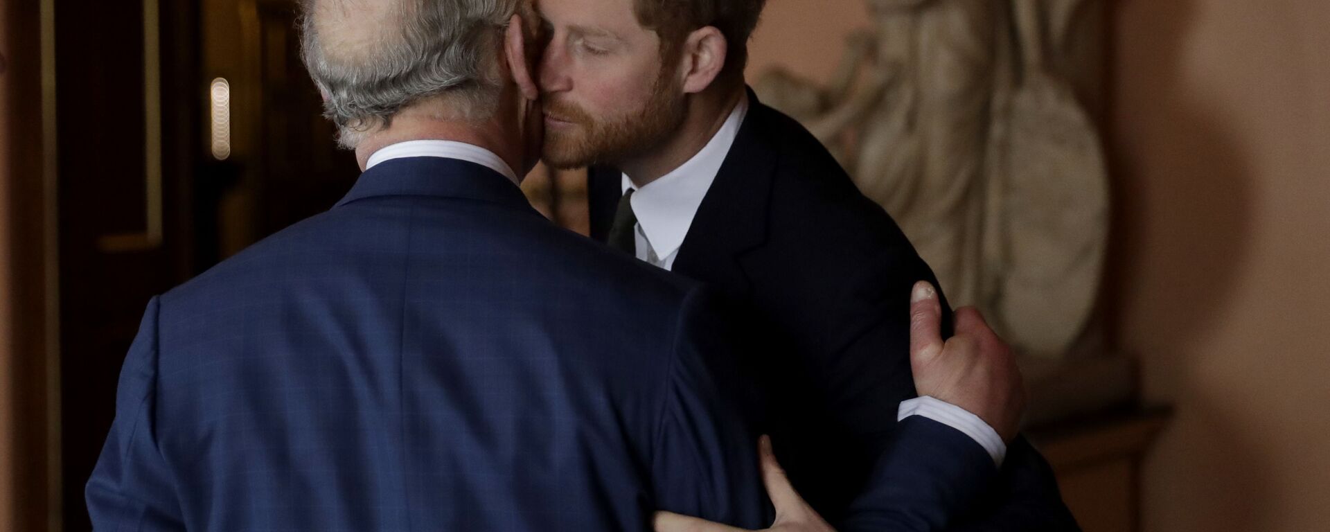 Britain's Prince Harry kisses and greets his father Prince Charles upon their separate arrival to attend a coral reef health and resilience meeting with speeches and a reception with delegates at Fishmongers Hall in London, 14 February 2018 - Sputnik International, 1920, 24.06.2021