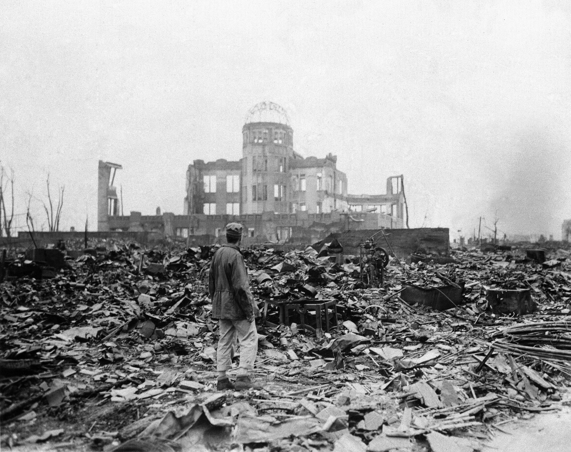 A correspondent stands in a sea of rubble before the shell of a building that once was a movie theater in Hiroshima Sept. 8, 1945, a month after the first atomic bomb ever used in warfare was dropped by the U.S. - Sputnik International, 1920, 05.03.2023