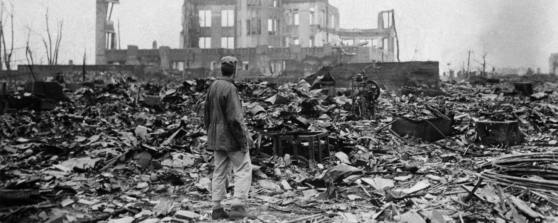 A correspondent stands in a sea of rubble before the shell of a building that once was a movie theater in Hiroshima Sept. 8, 1945, a month after the first atomic bomb ever used in warfare was dropped by the U.S. - Sputnik International, 1920, 13.04.2024