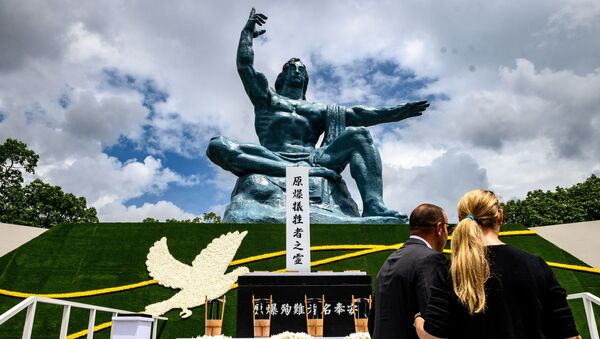 People stand in front of the cenotaph and the Peace statue after the ceremony marking the 75th anniversary of the atomic bombing of Nagasaki, at the Nagasaki Peace Park on August 9, 2020. - Sputnik International
