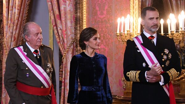 Waiting to welcome guests, with right to left, are Spain's King Felipe, his wife Queen Letizia and King Juan Carlos stand during the annual Epiphany Day celebration at the Royal Palace in Madrid, Spain, 6 January 2018 - Sputnik International