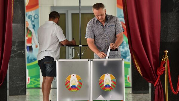 A man casts his ballot at a polling station during the presidential election in Minsk on August 9, 2020.  - Sputnik International