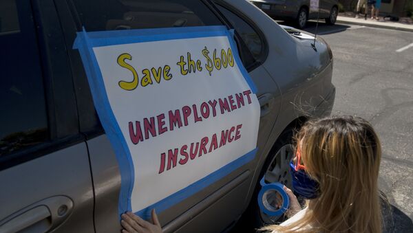 Francis Stallings tapes signs to her car before participating in a caravan rally down the Las Vegas Strip in support of extending the $600 unemployment benefit, August 6, 2020 in Las Vegas, Nevada. - Sputnik International