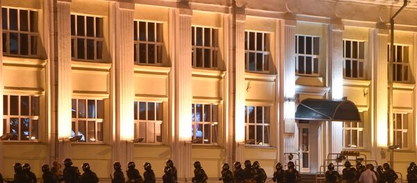 Riot police run as opposition supporters protest after polls closed in Belarus' presidential election, in Minsk on August 9, 2020. Riot police run as opposition supporters protest after polls closed in Belarus' presidential election, in Minsk on August 9, 2020. - Sputnik International