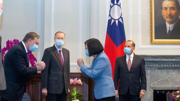 Taiwan President Tsai Ing-wen wearing a face mask meets U.S. delegation led by U.S. Secretary of Health and Human Services Alex Azar (R) at the presidential office, in Taipei, Taiwan August 10, 2020. - Sputnik International
