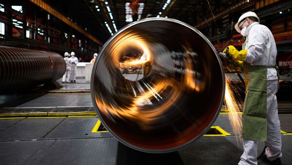 An employee works at a Pipe-Rolling Plant in Chelyabinsk, Russia - Sputnik International