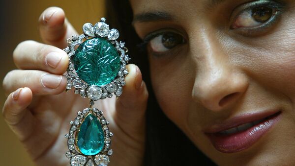 Actress Zehra Naqvi models, Clive of India's historic emerald at Christie's auction house in London 16 July 2003. Carved with Mughal carvings and set among diamonds the emerald previously owned by Robert Clive of India, governor of Bengal and founder of British India will be put up for sale later in the month and is expected tp fetch some 850 000 pounds (1,2 million euros) - Sputnik International