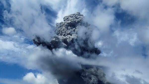 Mount Sinabung spews volcanic ash in Karo, North Sumatra province, Indonesia, August 10, 2020 in this photo taken by Antara Foto. - Sputnik International