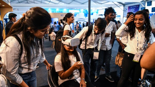 Visitors test a 5G virtual reality demonstration at the India Mobile Congress 2018 in New Delhi on October 25, 2018 - Sputnik International