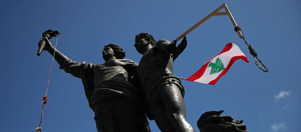 Nooses and a Lebanese flag are placed on a statue on Martyrs' monument, before a protest following the blast in Beirut, Lebanon, August 10, 2020 - Sputnik International