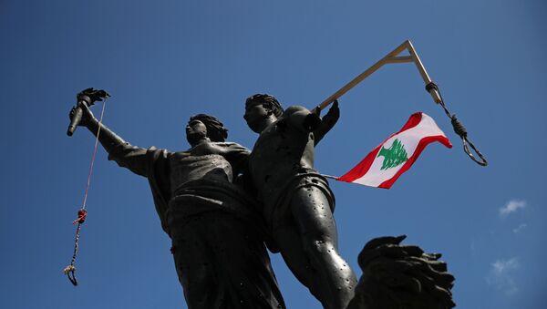 Nooses and a Lebanese flag are placed on a statue on Martyrs' monument, before a protest following the blast in Beirut, Lebanon, August 10, 2020 - Sputnik International