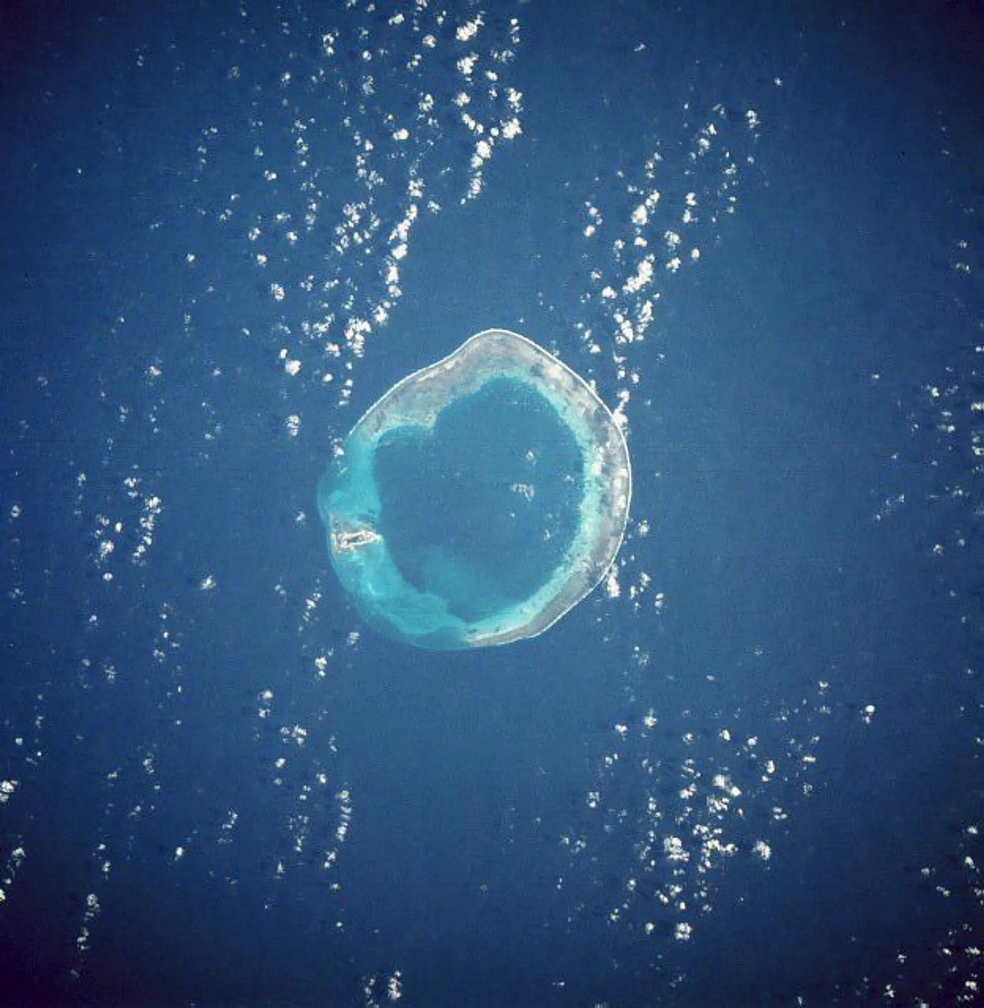 Satellite photo of Pratas (Dongsha) Island, a 590-acre island which sits 270 miles south of Taiwan and 200 miles east of China in the South China Sea. It is controlled by Taiwan. The island is on the left side - the rest is submerged reef. - Sputnik International, 1920, 15.05.2023