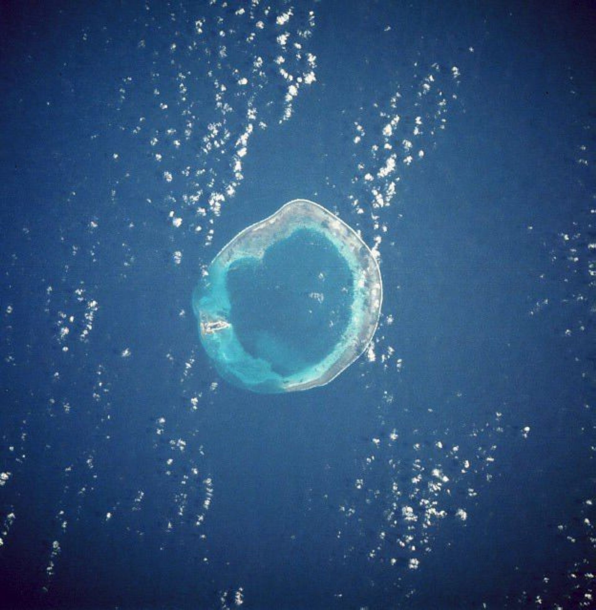 Satellite photo of Pratas (Dongsha) Island, a 590-acre island which sits 270 miles south of Taiwan and 200 miles east of China in the South China Sea. It is controlled by Taiwan. The island is on the left side - the rest is submerged reef. - Sputnik International, 1920, 04.11.2021