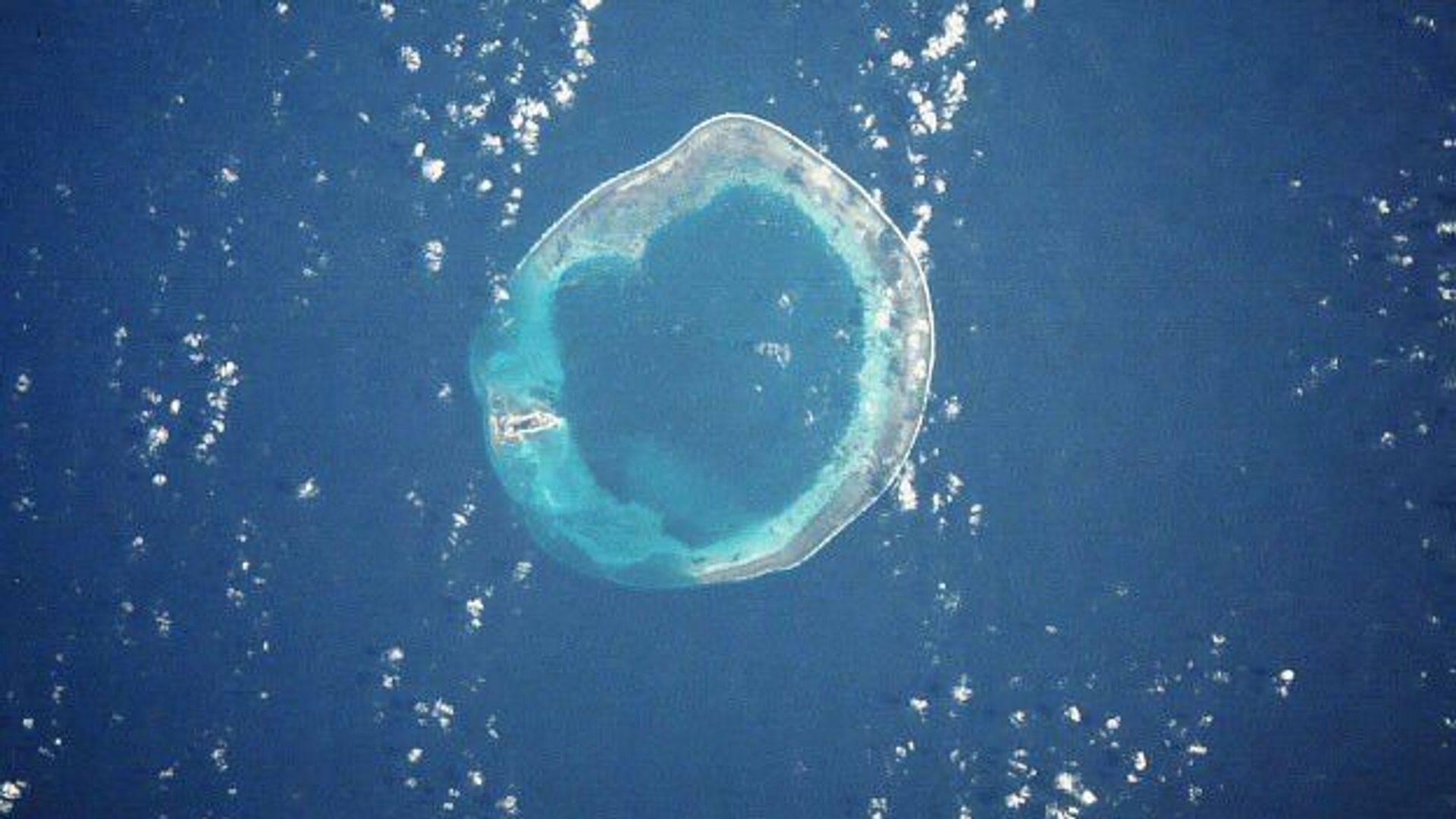 Satellite photo of Pratas (Dongsha) Island, a 590-acre island which sits 270 miles south of Taiwan and 200 miles east of China in the South China Sea. It is controlled by Taiwan. The island is on the left side - the rest is submerged reef. - Sputnik International, 1920, 22.03.2022