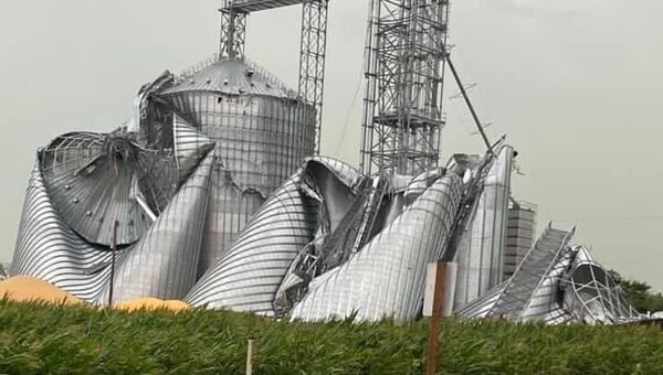 Grain elevator smashed in Luther, Iowa.  - Sputnik International