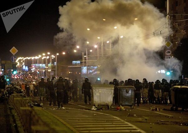 Second Night of Belarus Protests Sees Riot Police, Barricades, Tear Gas, Molotov Cocktails Second Night of Belarus Protests Sees Riot Police, Barricades, Tear Gas, Molotov Cocktails - Sputnik International