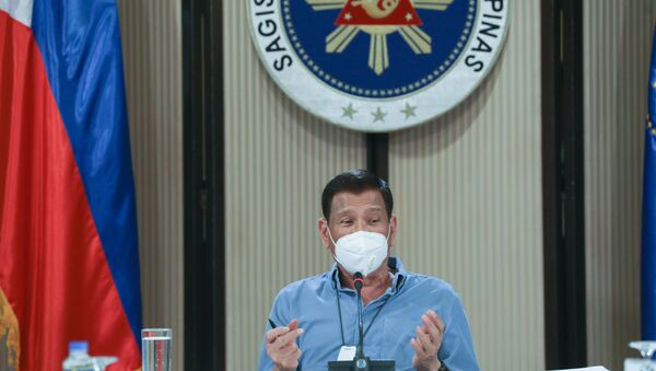 This photo taken April 8, 2020 and received from the Presidential Photo Division on April 9, Philippine President Rodrigo Duterte, wearing a face mask, presides over a meeting with members of the inter-Agency Task Force on the Emerging Infectious Diseases (IATF-EID) in Malacanang Palace in Manila. - Sputnik International