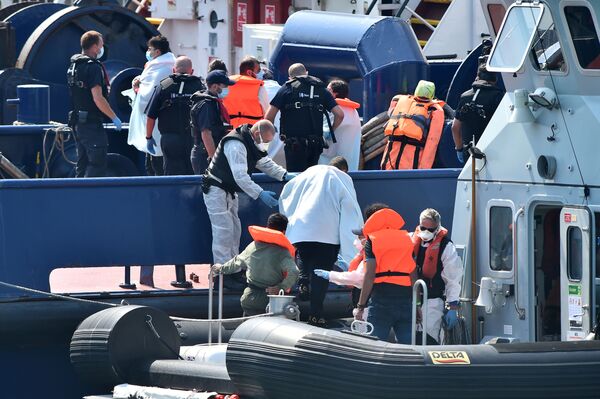 Fury in Paris as UK's Priti Patel Allegedly Says Migrants Cross Channel to Escape ‘Racist France’ - Sputnik International