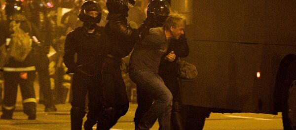 Protesters clash with police during a rally of opposition supporters following the presidential election in Minsk, Belarus. - Sputnik International