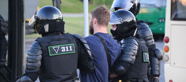 Protesters clash with police during a rally of opposition supporters following the presidential election in Minsk, Belarus Protesters clash with police during a rally of opposition supporters following the presidential election in Minsk, Belarus - Sputnik International