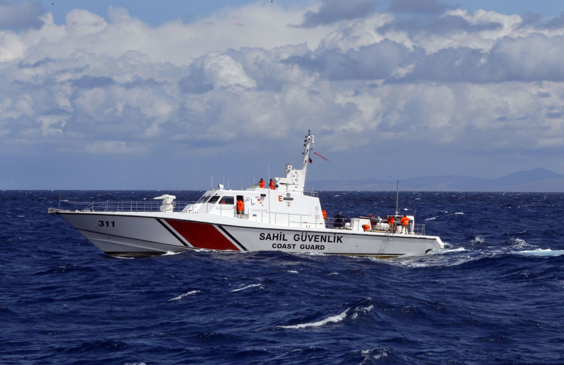 A Turkish Coast Guard vessel speeds during an exercise by the Turkish Coast Guard on the Aegean Sea near Izmir, Turkey, Wednesday, May 4, 2016 - Sputnik International, 1920, 07.09.2021