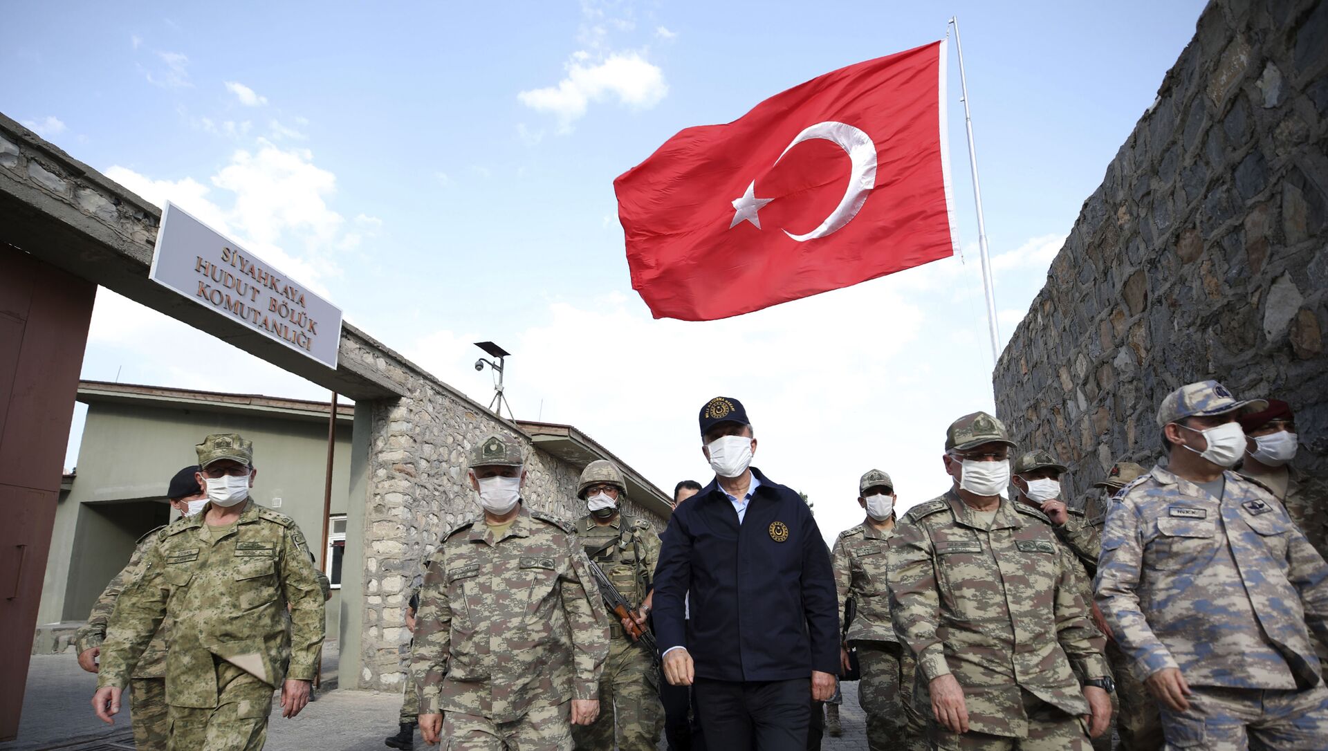 In this photo taken Friday, 19 June 2020, Turkish defence minister Hulusi Akar, centre, wearing a face mask to protect against coronavirus, visits Turkish troops at the border with Iraq, in Hakkari province, Turkey. The Turkish army's operation continues after it said on Wednesday that it had airlifted troops for a cross-border ground operation against Kurdish militants in northern Iraq. - Sputnik International, 1920, 11.02.2021