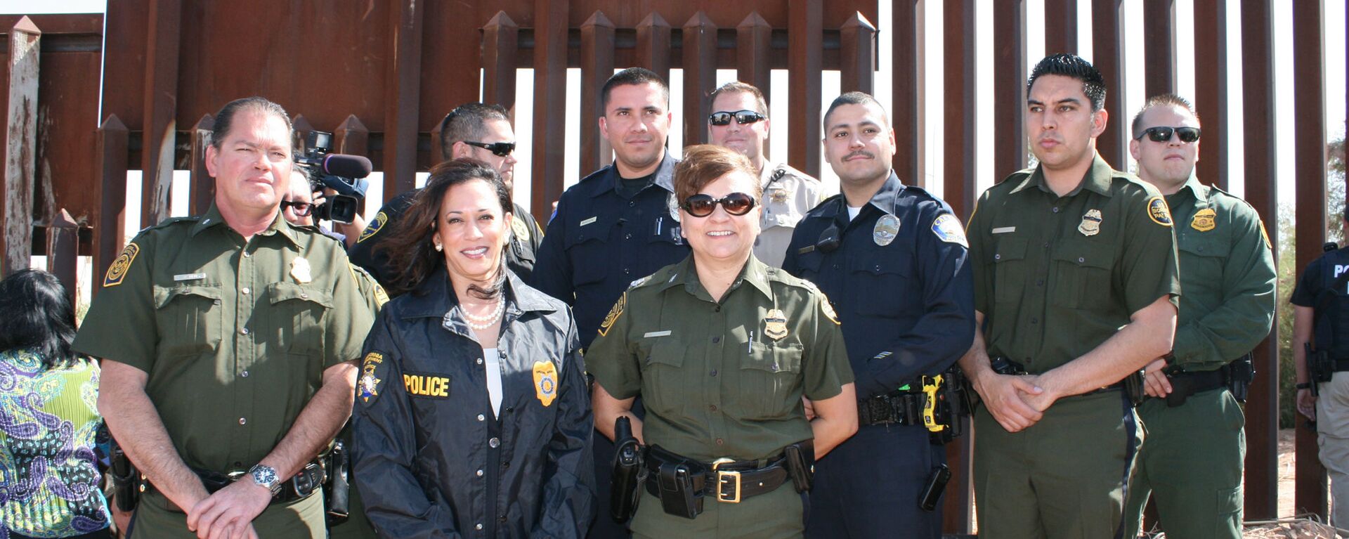Then-Attorney General Kamala D. Harris joined by representatives of Imperial Valley Police, U.S. Customs and Border Protection and California Highway Patrol on March 24, 2011 - Sputnik International, 1920, 23.03.2022