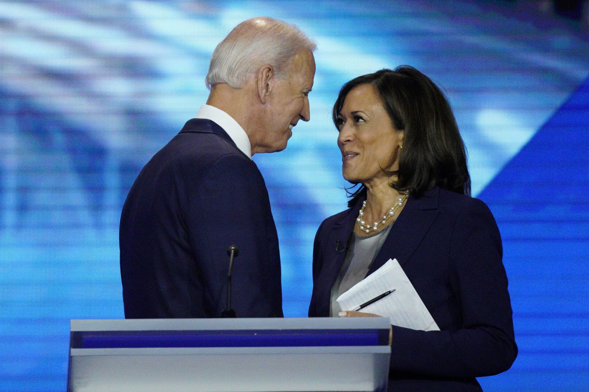 Democratic presidential candidate former Vice President Joe Biden, left, and then-candidate Sen. Kamala Harris, D-Calif. shake hands after a Democratic presidential primary debate hosted by ABC at Texas Southern University in Houston. Biden has chosen Harris as his running mate - Sputnik International, 1920, 04.01.2023