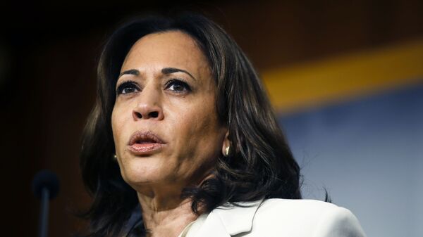 Sen. Kamala Harris, D-Calif., talks to reporters about the impeachment trial of President Donald Trump on charges of abuse of power and obstruction of Congress, at the Capitol in Washington, Thursday, Jan. 16, 2020 - Sputnik International