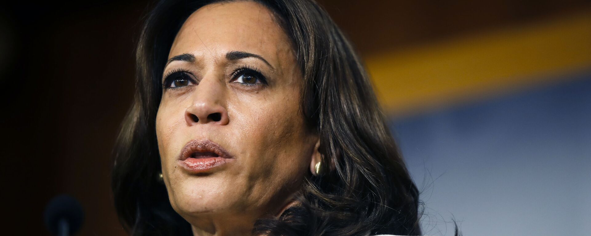 Sen. Kamala Harris, D-Calif., talks to reporters about the impeachment trial of President Donald Trump on charges of abuse of power and obstruction of Congress, at the Capitol in Washington, Thursday, Jan. 16, 2020 - Sputnik International, 1920, 20.08.2024