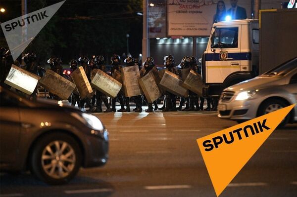 Erection of Barricades, Stun Grenades, Clashes, and Detentions Mark Third Day of Belarus Protests Erection of Barricades, Stun Grenades, Clashes, and Detentions Mark Third Day of Belarus Protests - Sputnik International