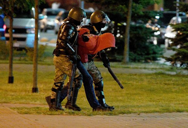 Erection of Barricades, Stun Grenades, Clashes, and Detentions Mark Third Day of Belarus Protests Erection of Barricades, Stun Grenades, Clashes, and Detentions Mark Third Day of Belarus Protests - Sputnik International