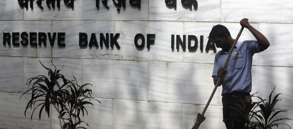 A sweeper cleans the street outside the Reserve Bank of India's headquarters in Mumbai, India, Wednesday, Aug. 2, 2017. A sweeper cleans the street outside the Reserve Bank of India's headquarters in Mumbai, India, Wednesday, Aug. 2, 2017. - Sputnik International