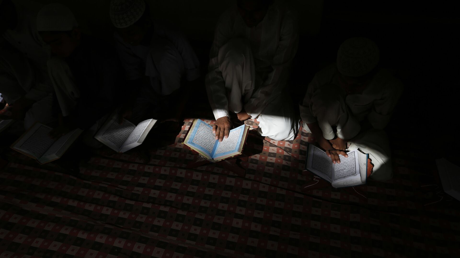 Indian Muslims  read the holy Quran at a mosque in Allahabad, Uttar Pradesh state, India, Tuesday, March 28, 2017 - Sputnik International, 1920, 06.09.2021