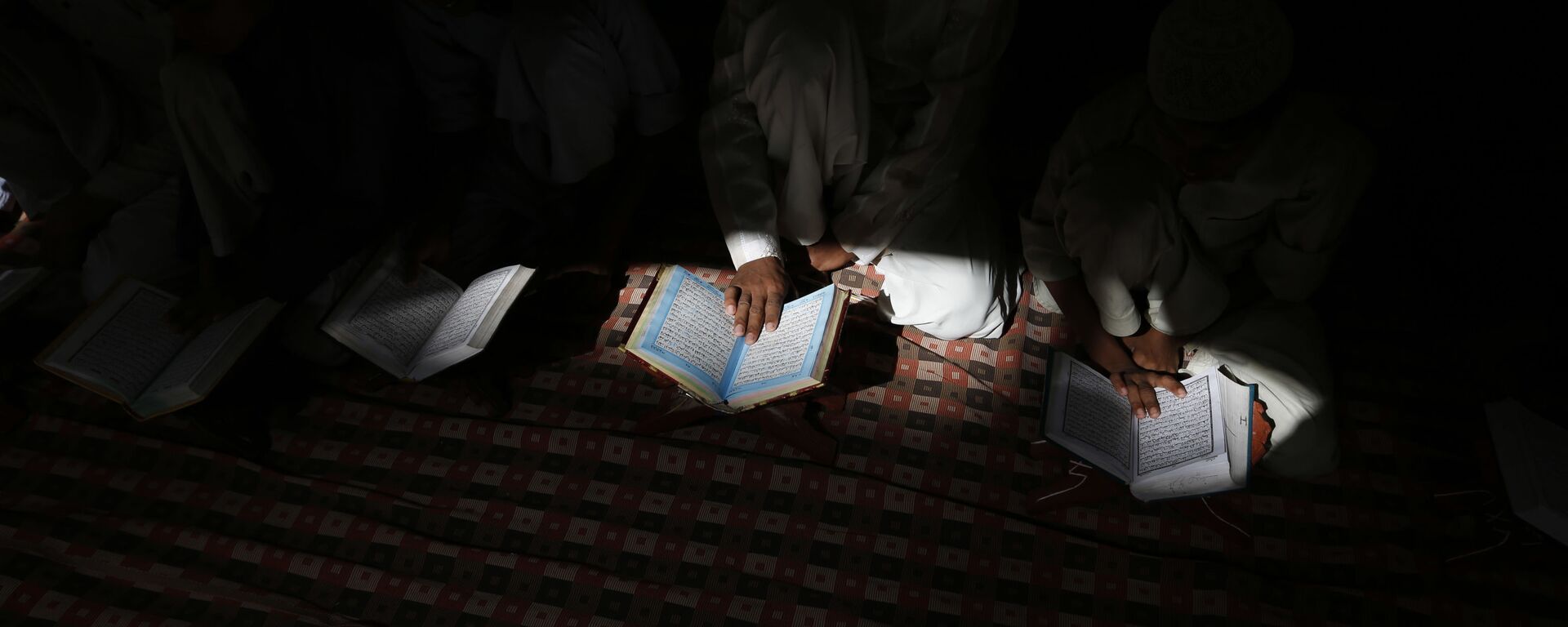Indian Muslims  read the holy Quran at a mosque in Allahabad, Uttar Pradesh state, India, Tuesday, March 28, 2017 - Sputnik International, 1920, 07.04.2021