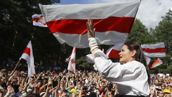 Opposition candidate Sviatlana Tsikhanouskaya greets people waving old Belarus flags - Sputnik International