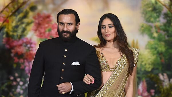 Indian Bollywood actors Saif Ali Khan and wife Kareena Kapoor Khan pose for a picture during the wedding reception of actress Sonam Kapoor and businessman Anand Ahuja in Mumbai late on May 8, 2018 - Sputnik International