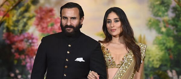 Indian Bollywood actors Saif Ali Khan and wife Kareena Kapoor Khan pose for a picture during the wedding reception of actress Sonam Kapoor and businessman Anand Ahuja in Mumbai late on May 8, 2018 Indian Bollywood actors Saif Ali Khan and wife Kareena Kapoor Khan pose for a picture during the wedding reception of actress Sonam Kapoor and businessman Anand Ahuja in Mumbai late on May 8, 2018 - Sputnik International