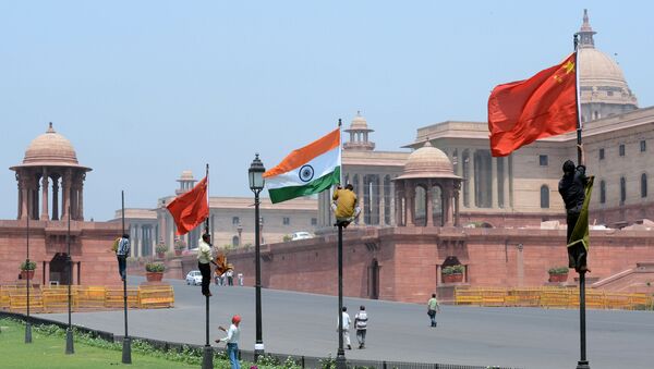 Indian workers tie Indian and Chinese national flags onto poles in front of The Indian Secretariat in New Delhi (File) - Sputnik International