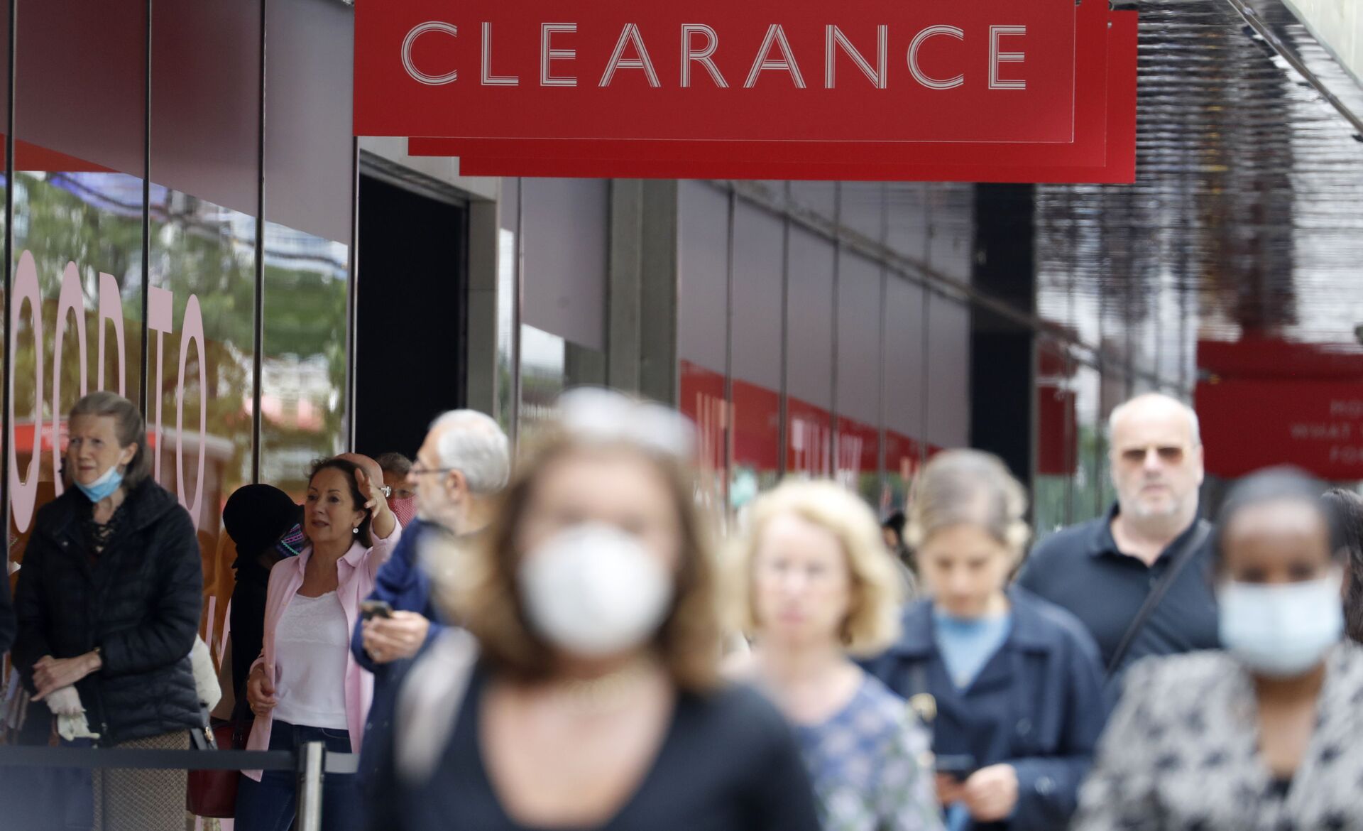 People, some wearing masks queue outside a John Lewis store, in London, Thursday, July 16, 2020. Unemployment across the U.K. has held steady during the coronavirus lockdown as a result of a government salary support scheme, but there are clear signals emerging that job losses will skyrocket over coming months - Sputnik International, 1920, 06.10.2021