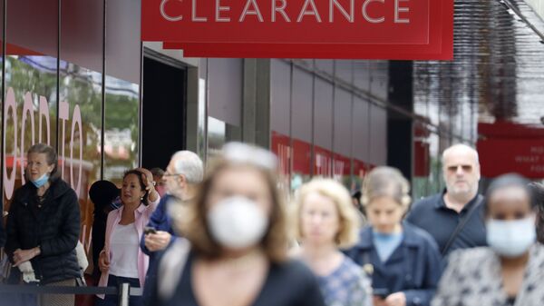 People queue outside a John Lewis store, in London, Thursday, 16 July 2020, some wearing masks. - Sputnik International