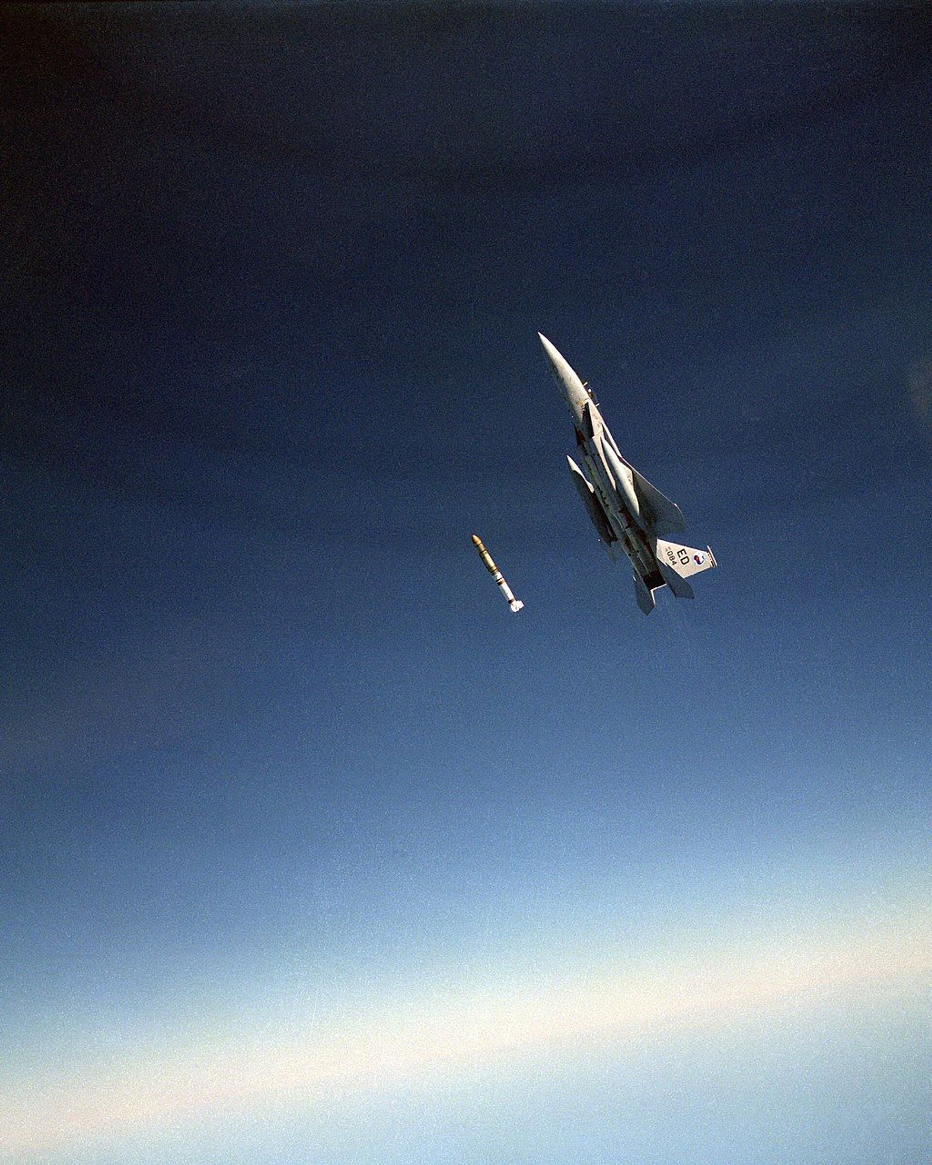 An air-to-air left side view of an F-15 Eagle aircraft releasing an anti-satellite (ASAT) missile during a test on Sep. 13, 1985, at the Pacific Missile Test Range, CA - Sputnik International, 1920, 20.04.2022
